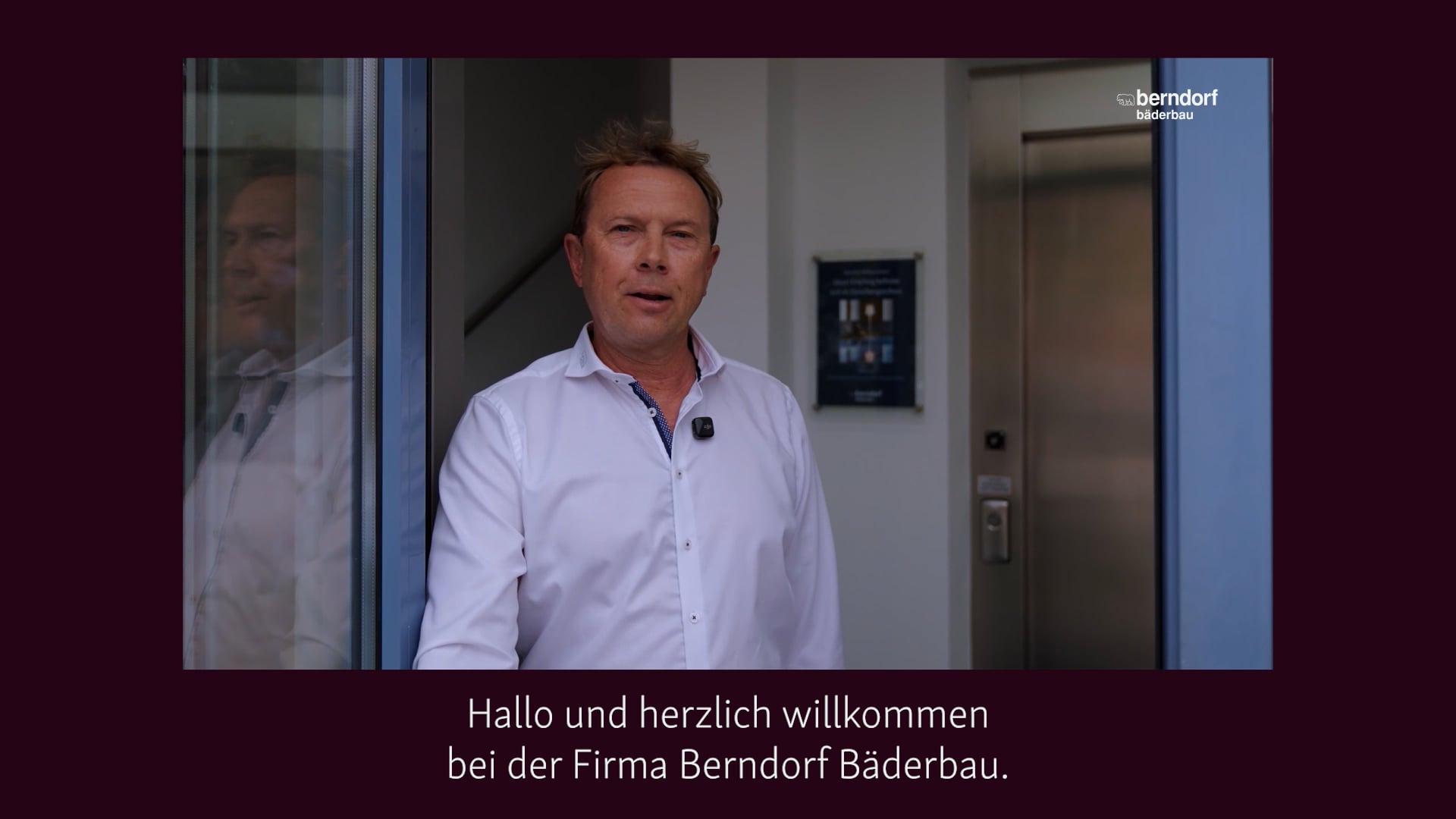Startbild des Berndorf Bäderbau Imagefilms: Geschäftsführer begrüßt am Firmeneingang